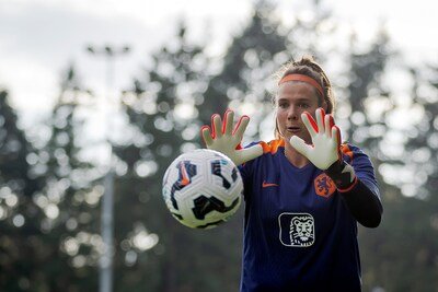 Oranje-keepster doet boekje open over zware periode: ‘Ik zei tegen mijn moeder: ik stop ermee, waarom zou ik dit nog willen?’
