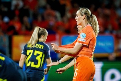 Leeuwinnen stellen maand voor EK wéér teleur: Van Domselaar voorkomt nóg groter chagrijn tegen Schotland